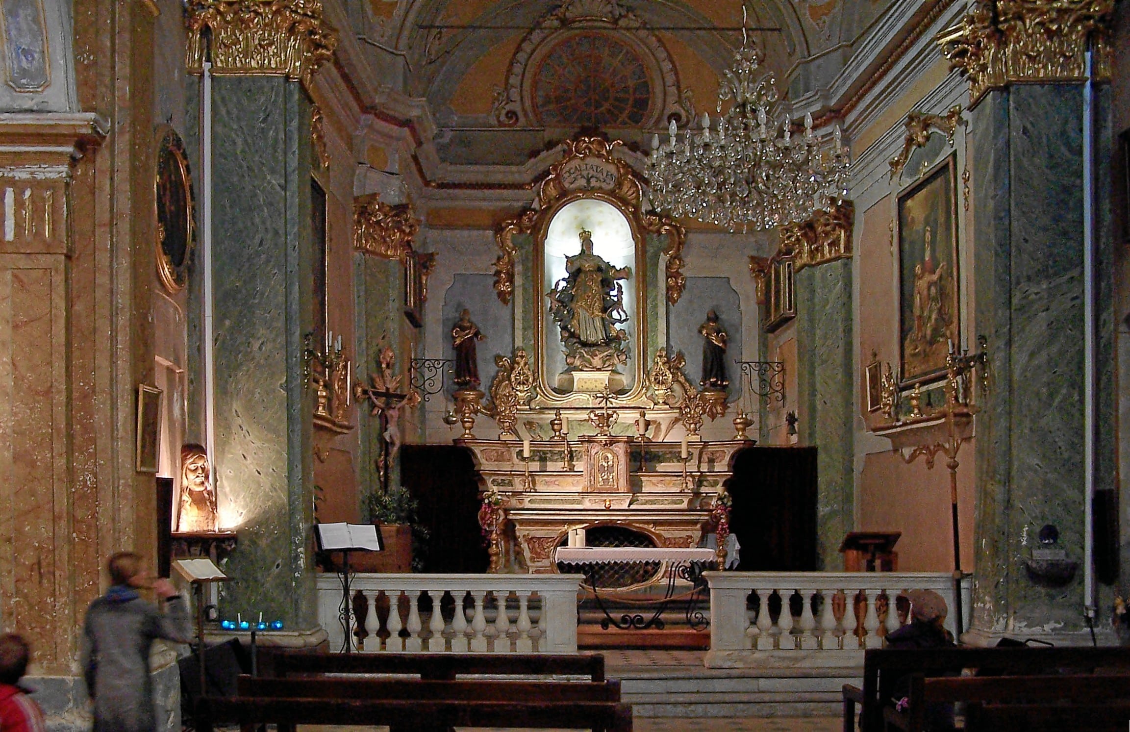 Eze, Inneres der Kirche, Perspektive korrigiert