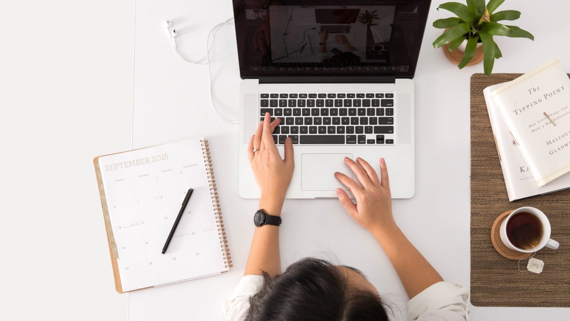 precio-community-manager-unsplash-scaled