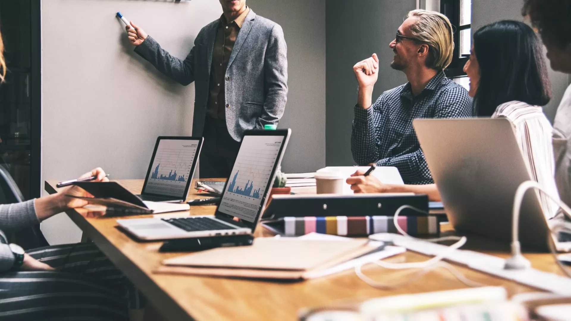 review-analytics-kpis-marketing-sales-service review-analytics-kpis-marketing-sales-service